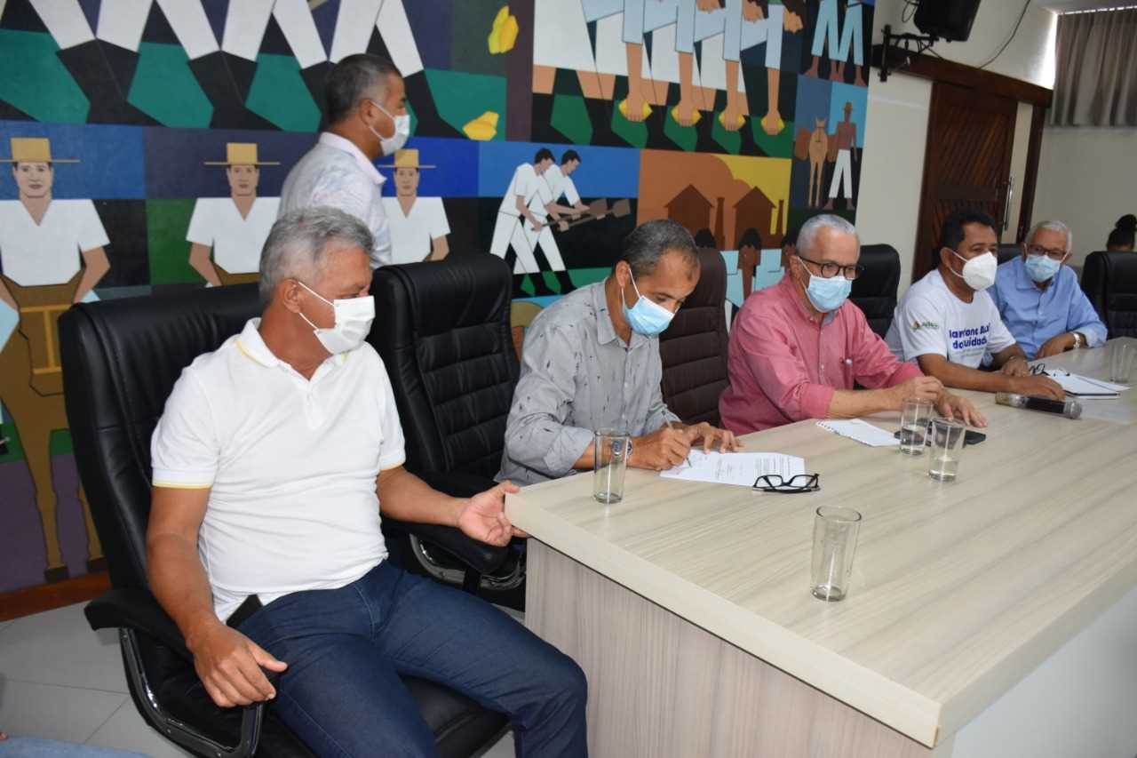 Camacã: Secretário do Estado Josias Gomes visita Camacã e assina convênios com o CIMA